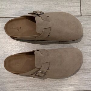 Universal thread slip on clogs